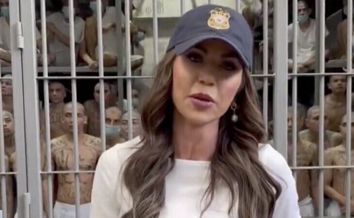 La secretaria de Seguridad de Trump amenaza a las personas migrantes desde la cárcel de Bukele: "Si no se van, los vamos a cazar"