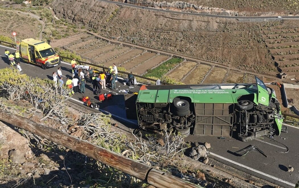 Un muerto y once heridos en un accidente de autobús en La Gomera