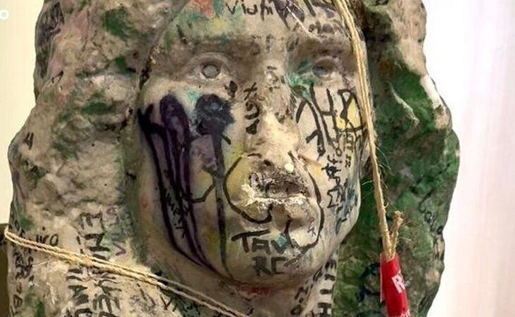 Hallan el busto de Jim Morrison robado hace 37 años del cementerio de Père Lachaise en París