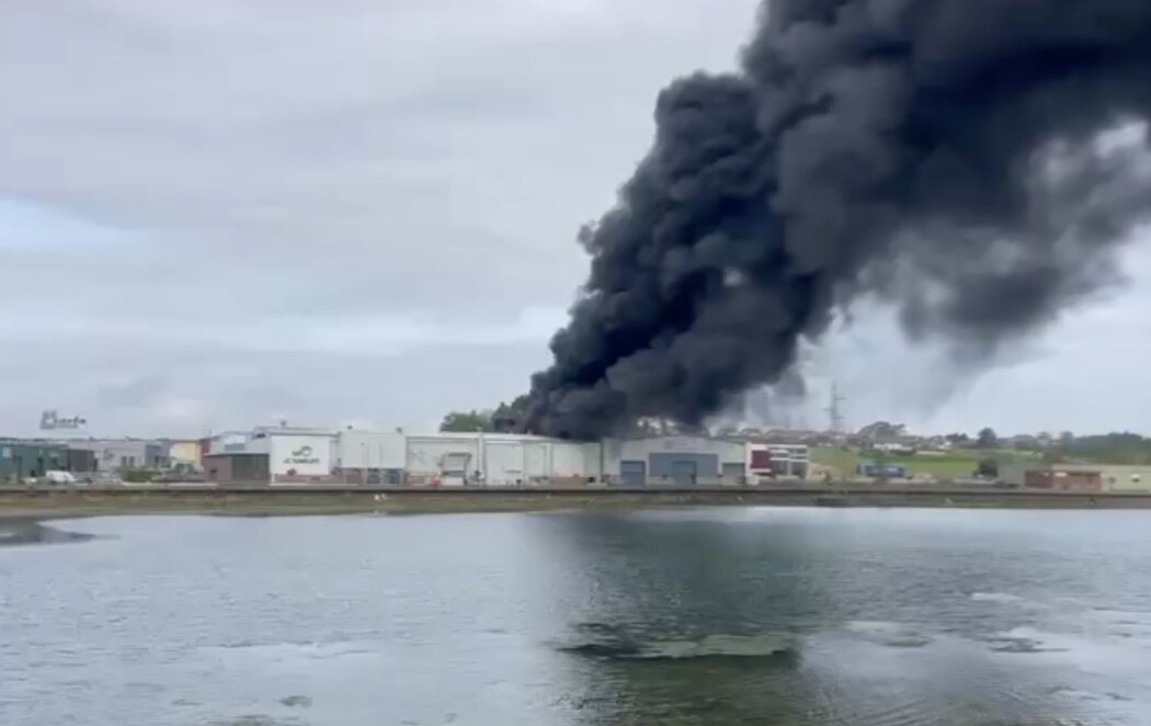 Un incendio en una fábrica Camargo (Cantabria) desata una fuerte columna de humo
