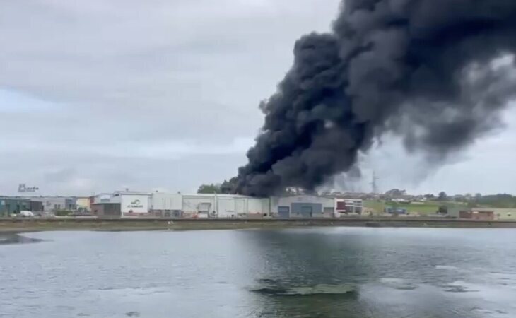 Un incendio en una fábrica Camargo (Cantabria) desata una fuerte columna de humo