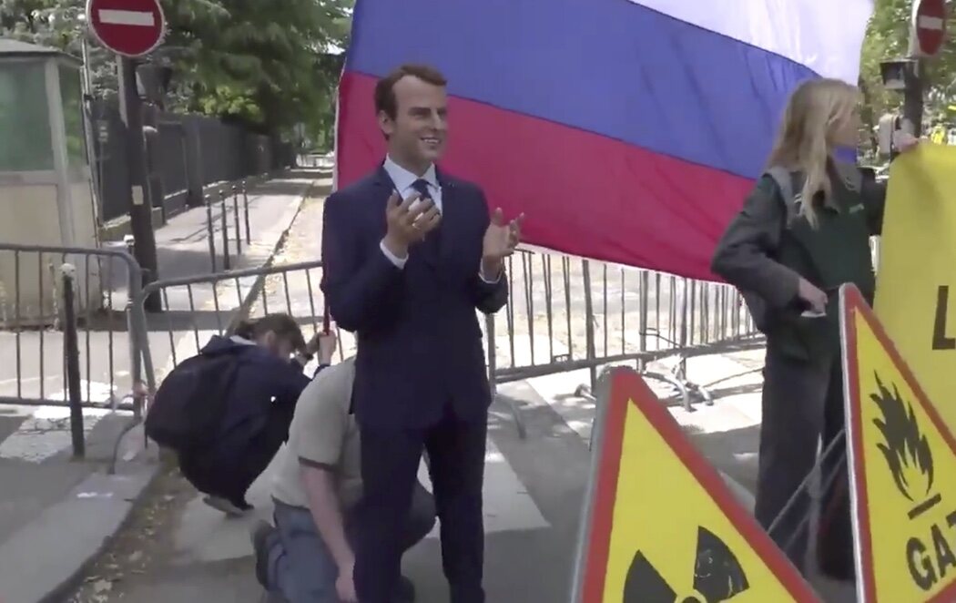 Roban la figura de cera de Macron en París y la exhiben ante la embajada de Rusia