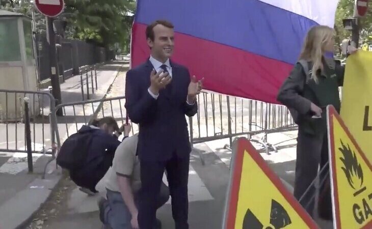 Roban la figura de cera de Macron en París y la exhiben ante la embajada de Rusia
