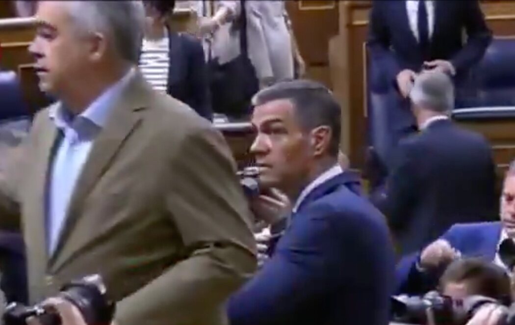 La tensa mirada de Pedro Sánchez a Santos Cerdán en el Congreso antes de la filtración de sus escándalos