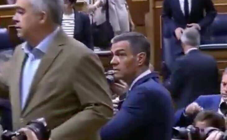La tensa mirada de Pedro Sánchez a Santos Cerdán en el Congreso antes de la filtración de sus escándalos