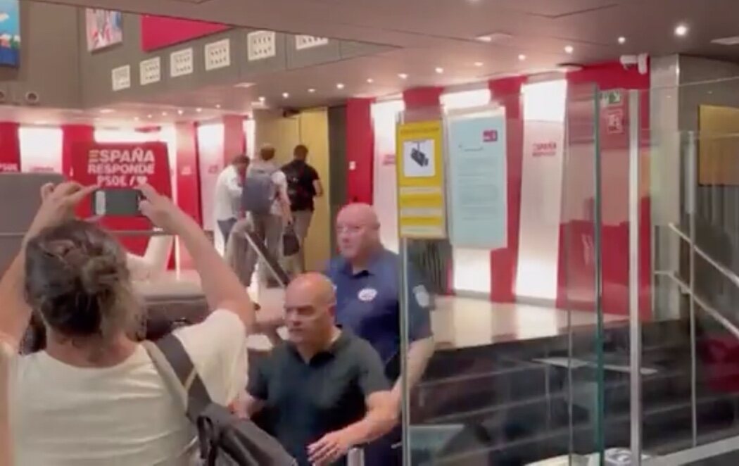 El momento en el que la UCO irrumpe en Ferraz para clonar el correo de Santos Cerdán