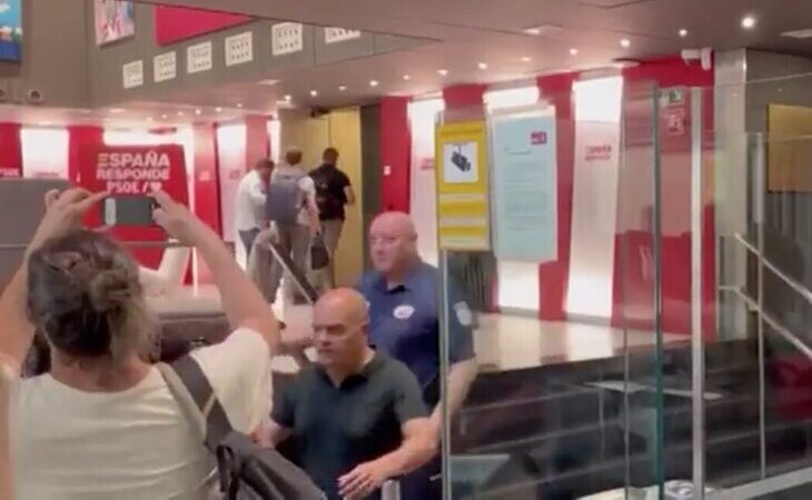 El momento en el que la UCO irrumpe en Ferraz para clonar el correo de Santos Cerdán