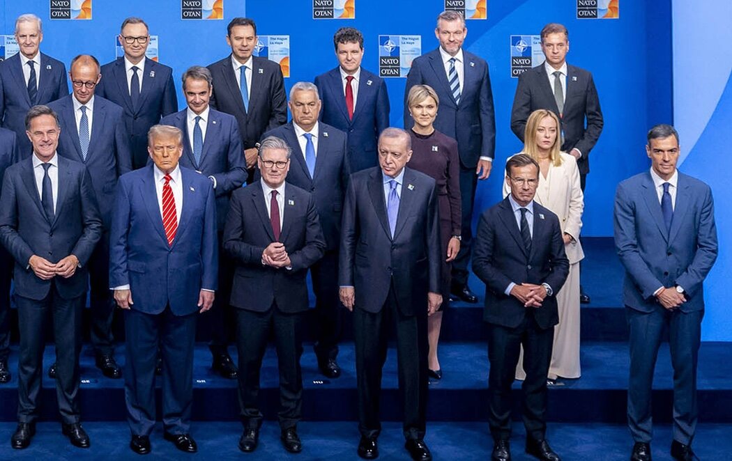 Pedro Sánchez aparece alejado del resto de líderes en la foto de familia de la cumbre de la OTAN en La Haya