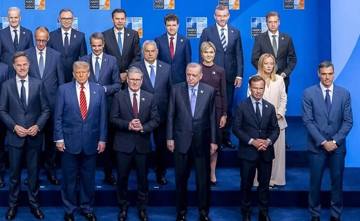 Pedro Sánchez aparece alejado del resto de líderes en la foto de familia de la cumbre de la OTAN en La Haya