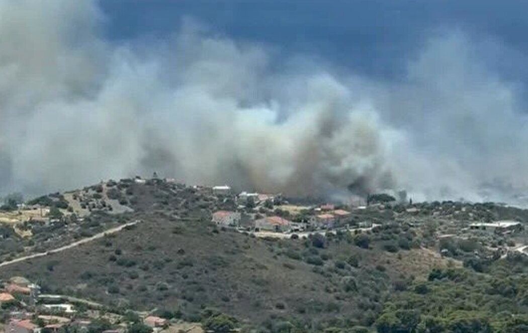 Un fuerte incendio a las afueras de Atenas obliga a la evacuación de cientos de personas