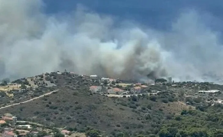 Un fuerte incendio a las afueras de Atenas obliga a la evacuación de cientos de personas