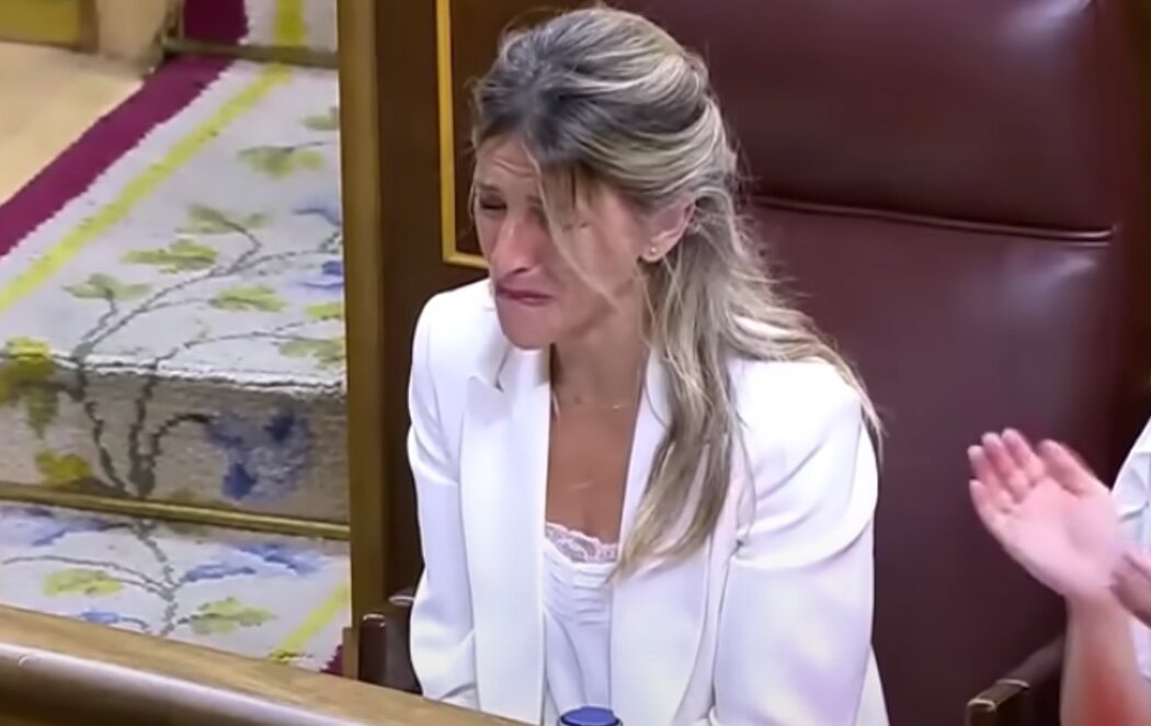Yolanda Díaz rompe a llorar cuando Pedro Sánchez recuerda a su padre, fallecido el día anterior