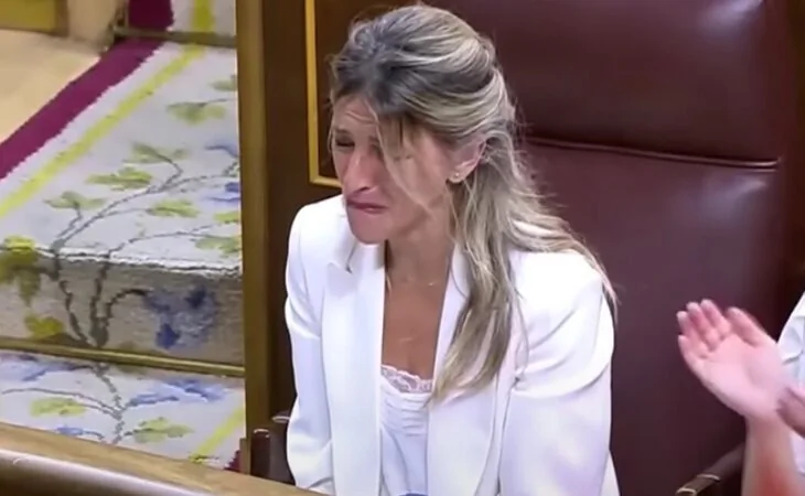 Yolanda Díaz rompe a llorar cuando Pedro Sánchez recuerda a su padre, fallecido el día anterior