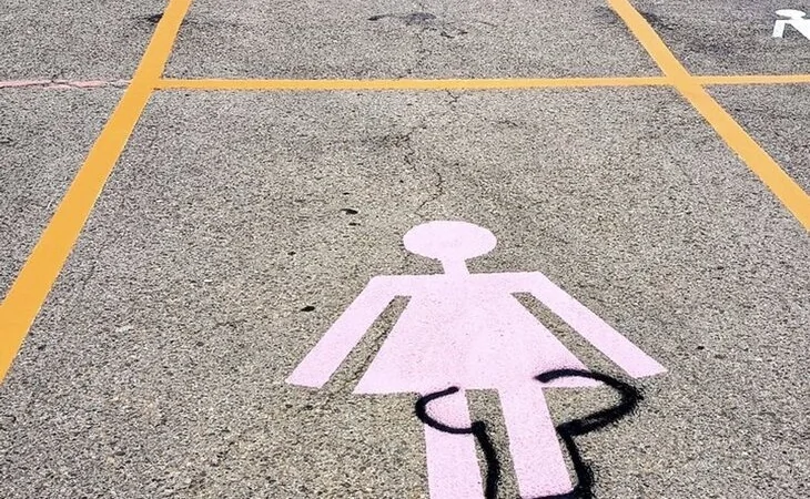 Vandalizan el aparcamiento para mujeres de León con pintadas obscenas