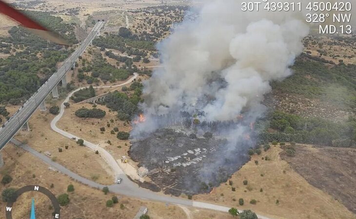 Los bomberos logran asegurar el perímetro del incendio en Colmenar Viejo