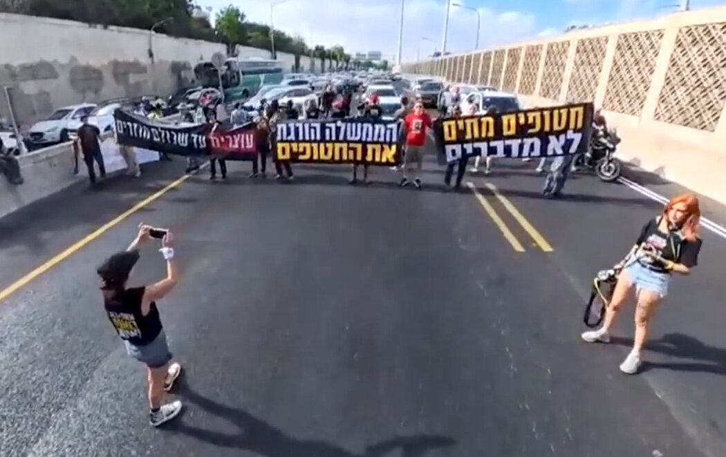 Manifestantes israelíes cortan carreteras por el fin de la guerra y la liberación de rehenes en Gaza