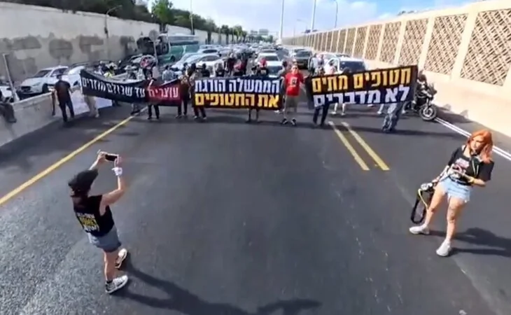 Manifestantes israelíes cortan carreteras por el fin de la guerra y la liberación de rehenes en Gaza