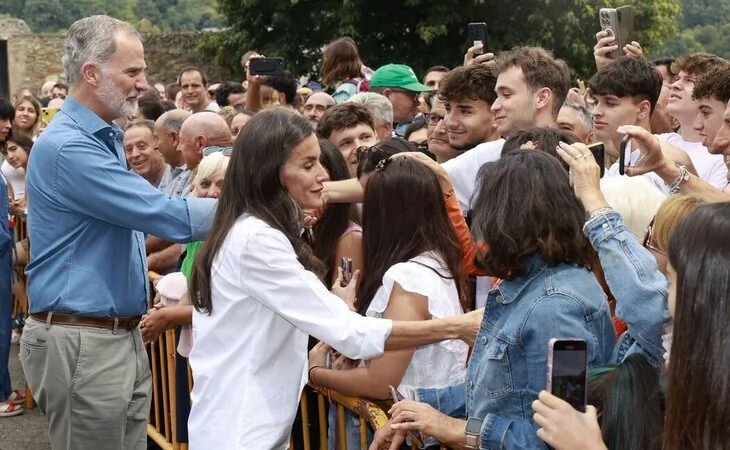 Los reyes visitan Sanabria y se encuentran con los vecinos afectados por los incendios