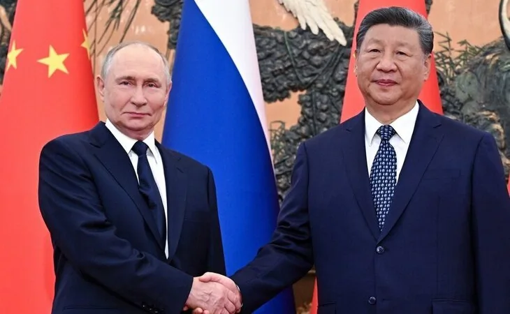 Putin y Xi refuerzan sus lazos y colaboración en su reunión bilateral en Pekín