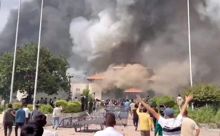 Queman el Parlamento de Nepal tras la dimisión del primer ministro