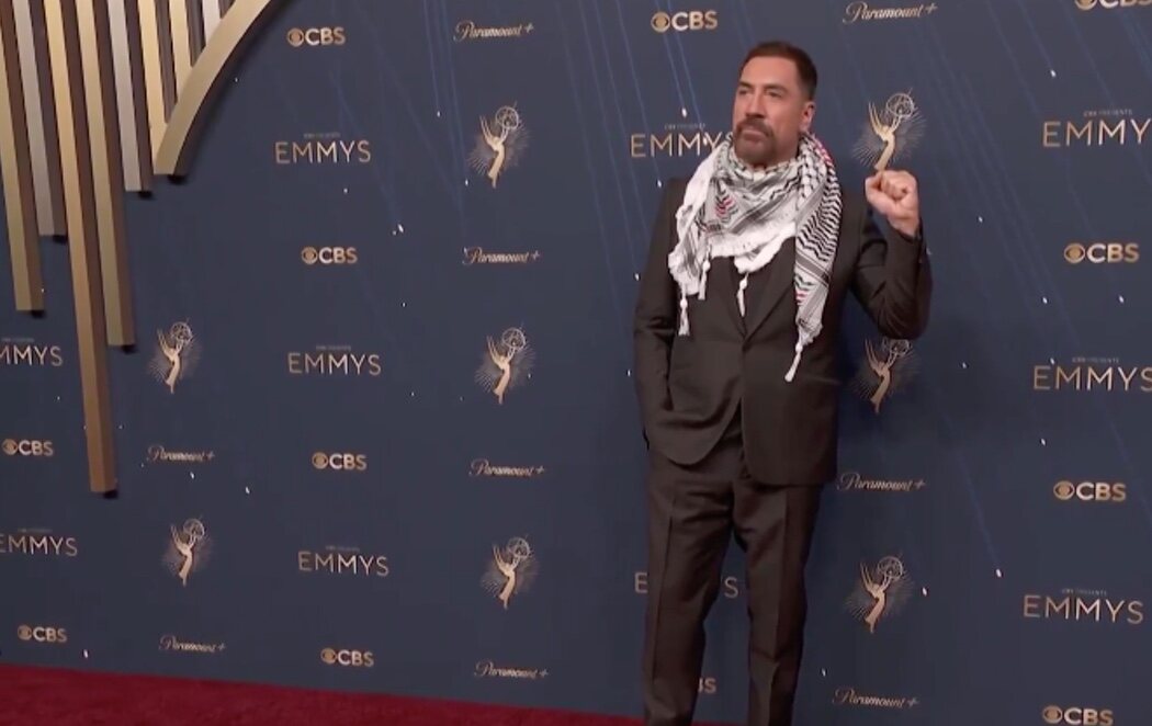 Javier Bardem acude con un pañuelo palestino a los Emmy: "Hay que denunciar el genocidio de Israel en Gaza"