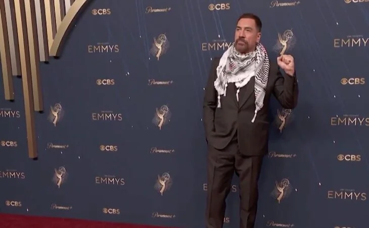 Javier Bardem acude con un pañuelo palestino a los Emmy: "Hay que denunciar el genocidio de Israel en Gaza"