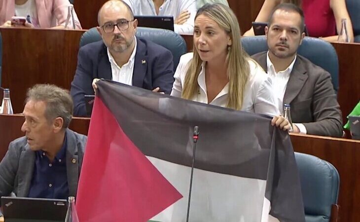 El PSOE muestra una bandera palestina a Ayuso en la Asamblea: "Está en el lado incorrecto de la historia"