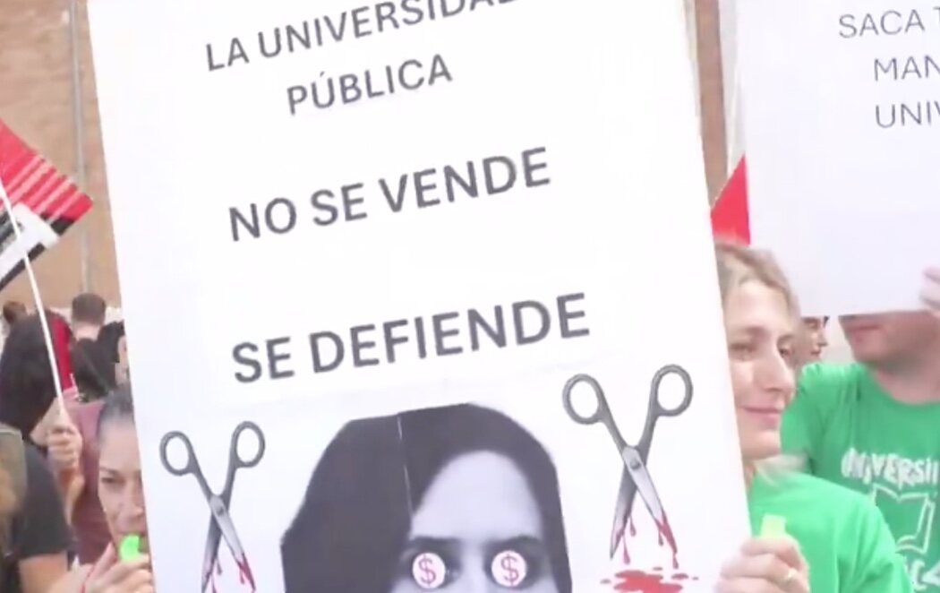 Ayuso inaugura el curso académico en Alcalá de Henares entre protestas por su acoso a la universidad pública