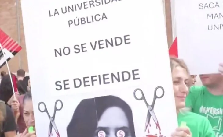 Ayuso inaugura el curso académico en Alcalá de Henares entre protestas por su acoso a la universidad pública