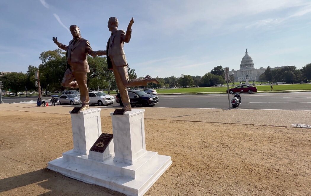 Aparece una estatua de Trump y Epstein enlazando las manos ante el Capitolio de Estados Unidos