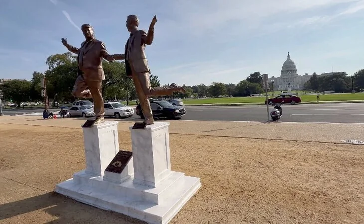 Aparece una estatua de Trump y Epstein enlazando las manos ante el Capitolio de Estados Unidos