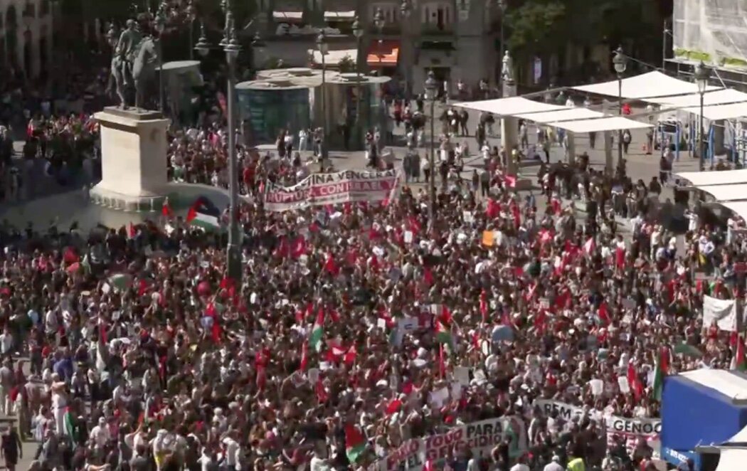 Una multitudinaria manifestación de estudiantes llena la Puerta del Sol contra el genocidio en Gaza