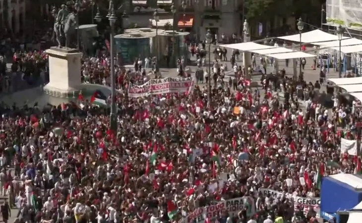 Una multitudinaria manifestación de estudiantes llena la Puerta del Sol contra el genocidio en Gaza