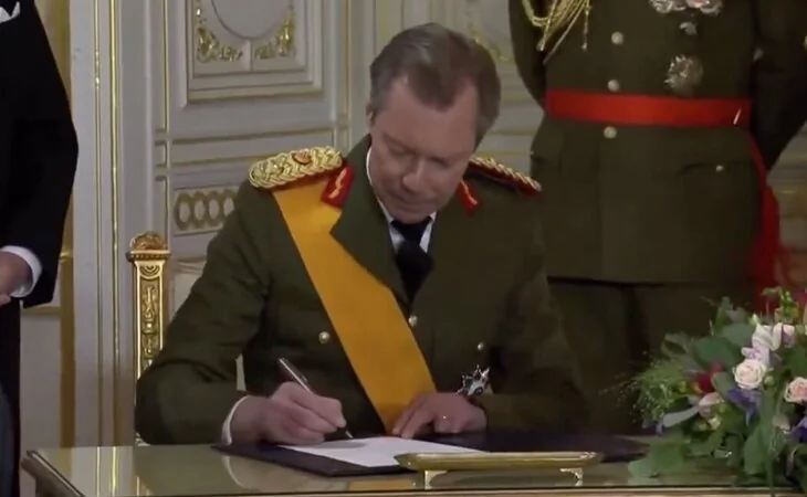 El gran duque Enrique de Luxemburgo abdica en su hijo el príncipe Guillermo