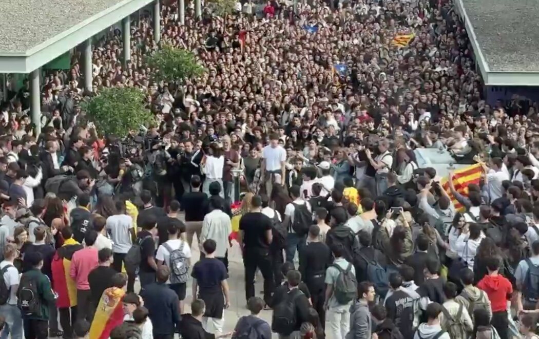Cargas policiales en la Universidad Autónoma de Barcelona ante la presencia del agitador ultra Vito Quiles