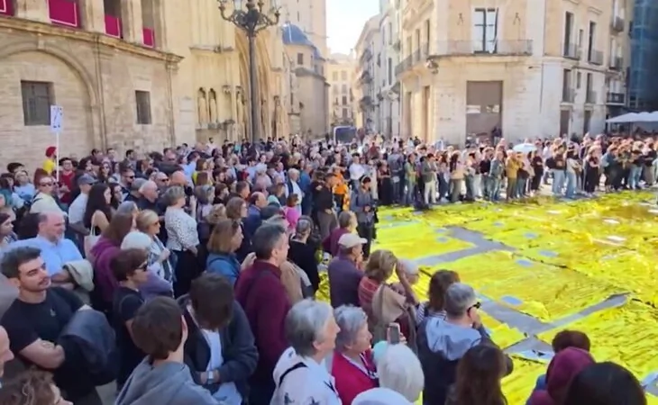 Multitudinarias protestas en Valencia contra Mazón en el aniversario de la DANA