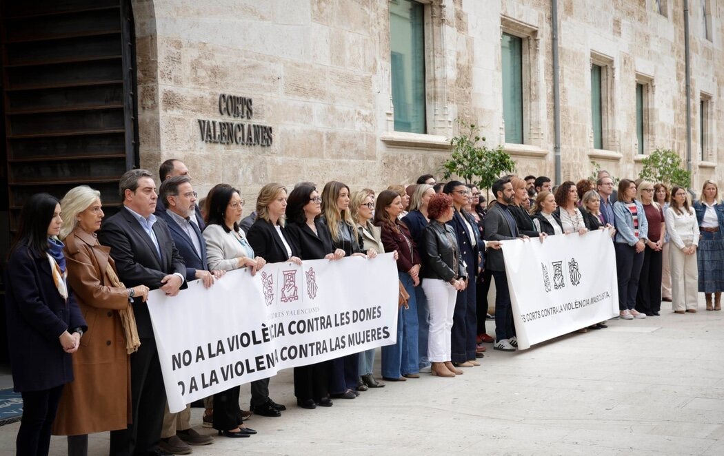 PP y VOX comparten pancarta en las Corts sin mención a la violencia machista tras el último asesinato