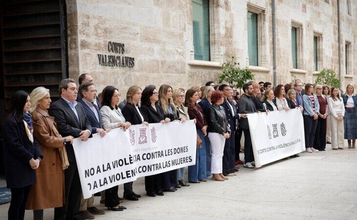PP y VOX comparten pancarta en las Corts sin mención a la violencia machista tras el último asesinato