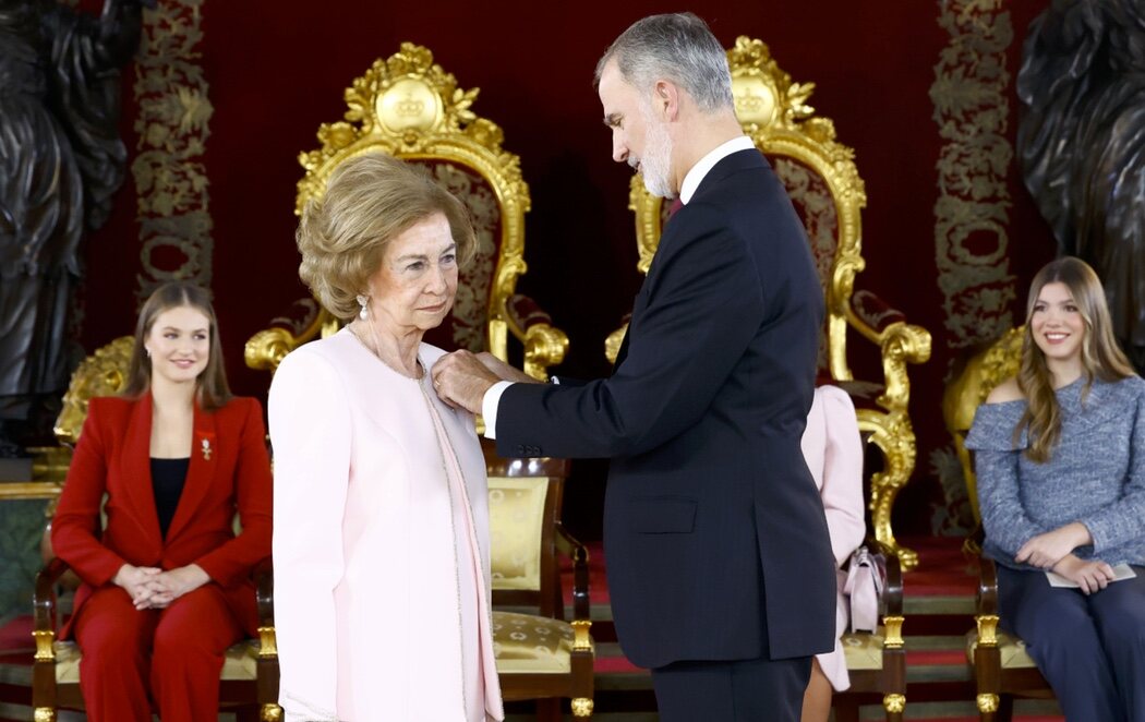 El rey Felipe VI impone el Toisón de Oro a la reina Sofía por "su servicio ejemplar"