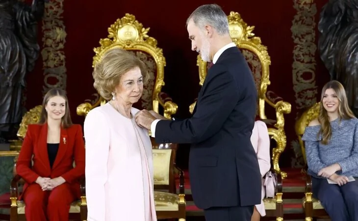 El rey Felipe VI impone el Toisón de Oro a la reina Sofía por "su servicio ejemplar"