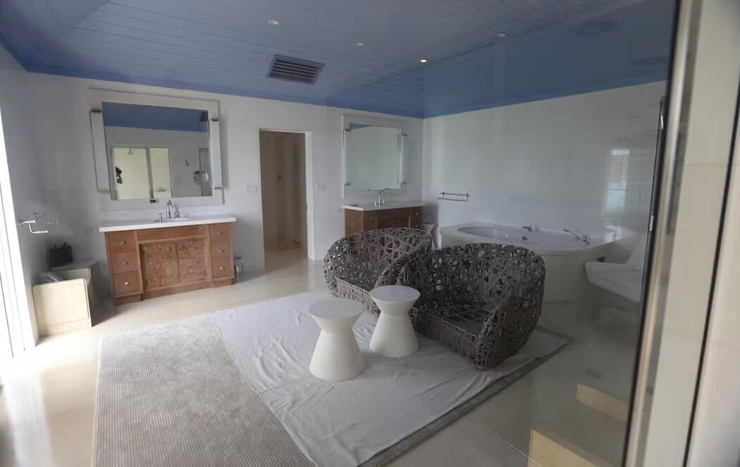 Salen a la luz imágenes del interior de la 'isla pedófila' de Jeffrey Epstein