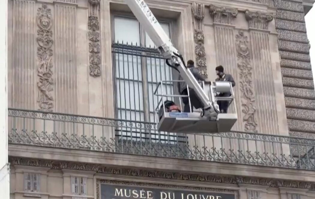 El Museo del Louvre pone una reja en la ventana por la que entraron los ladrones en octubre