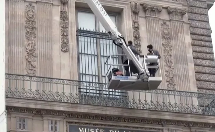 El Museo del Louvre pone una reja en la ventana por la que entraron los ladrones en octubre