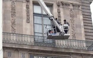 El Museo del Louvre pone una reja en la ventana por la que entraron los ladrones en octubre