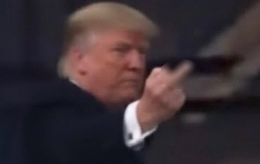 Donald Trump dedica una peineta a un empleado de Ford que le llamó "protector de pedófilos"