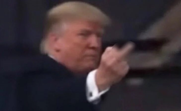 Donald Trump dedica una peineta a un empleado de Ford que le llamó "protector de pedófilos"