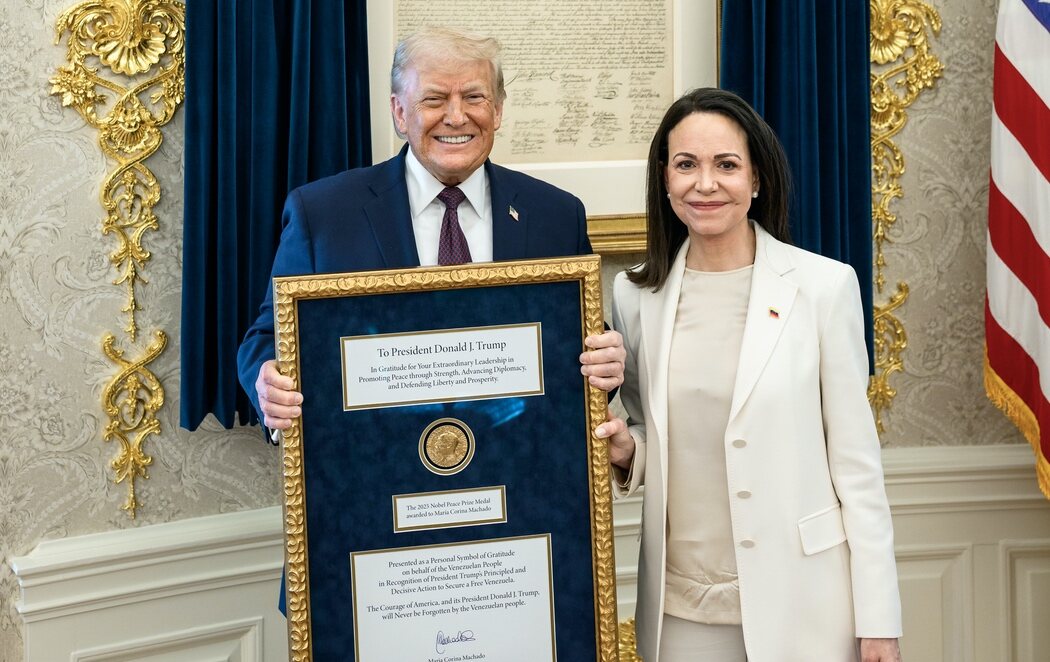 María Corina Machado entrega a Trump la medalla del Nobel de la Paz que recibió