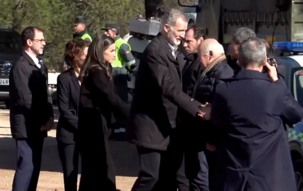 Los reyes visitan la zona cero del accidente de tren en Ademuz