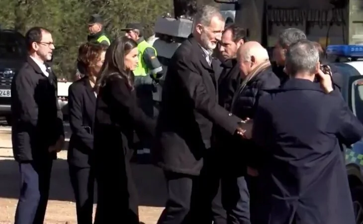 Los reyes visitan la zona cero del accidente de tren en Ademuz