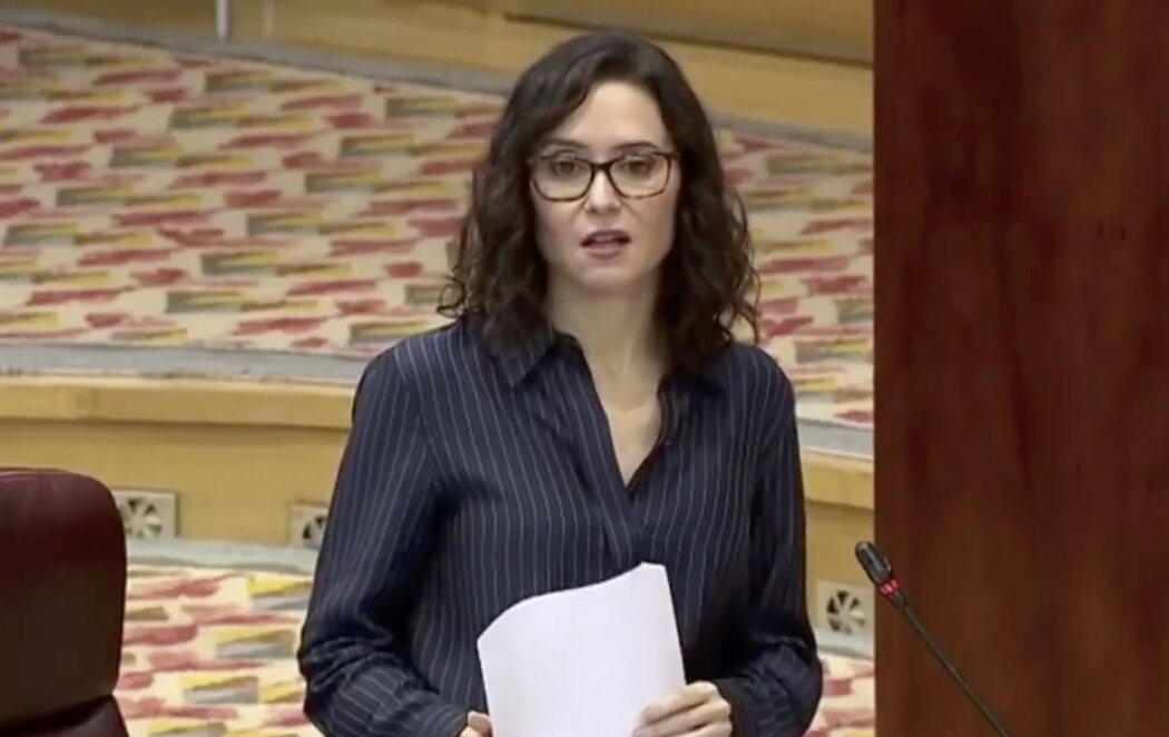 Isabel Díaz Ayuso luce gafas por primera vez en una bronca intervención